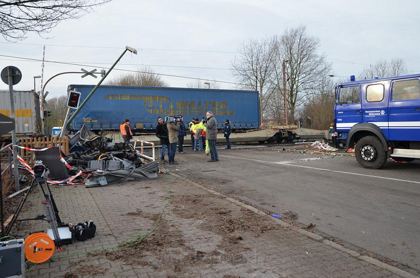 Schwerer VU Bus Zug Düsseldorf P137.JPG